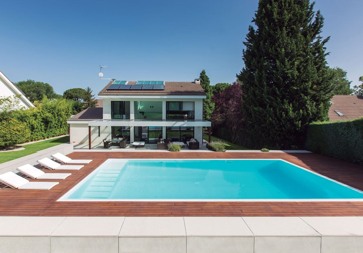 Großer moderner Pool mit Alkorplan Poolfolie zum Schweißen vor einer Villa mit Holzdeck