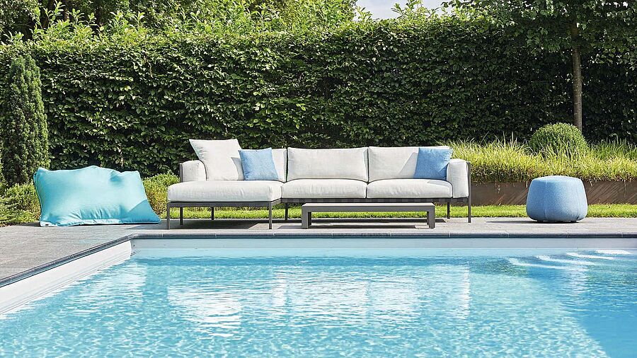 Moderner Gartenpool mit weißer Alkorplan Poolfolie – stilvolle Schweißfolie für ein elegantes Schwimmbadambiente.