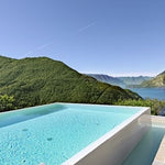 Infinitypool mit heller Poolfolie in den Bergen mit Seeblick